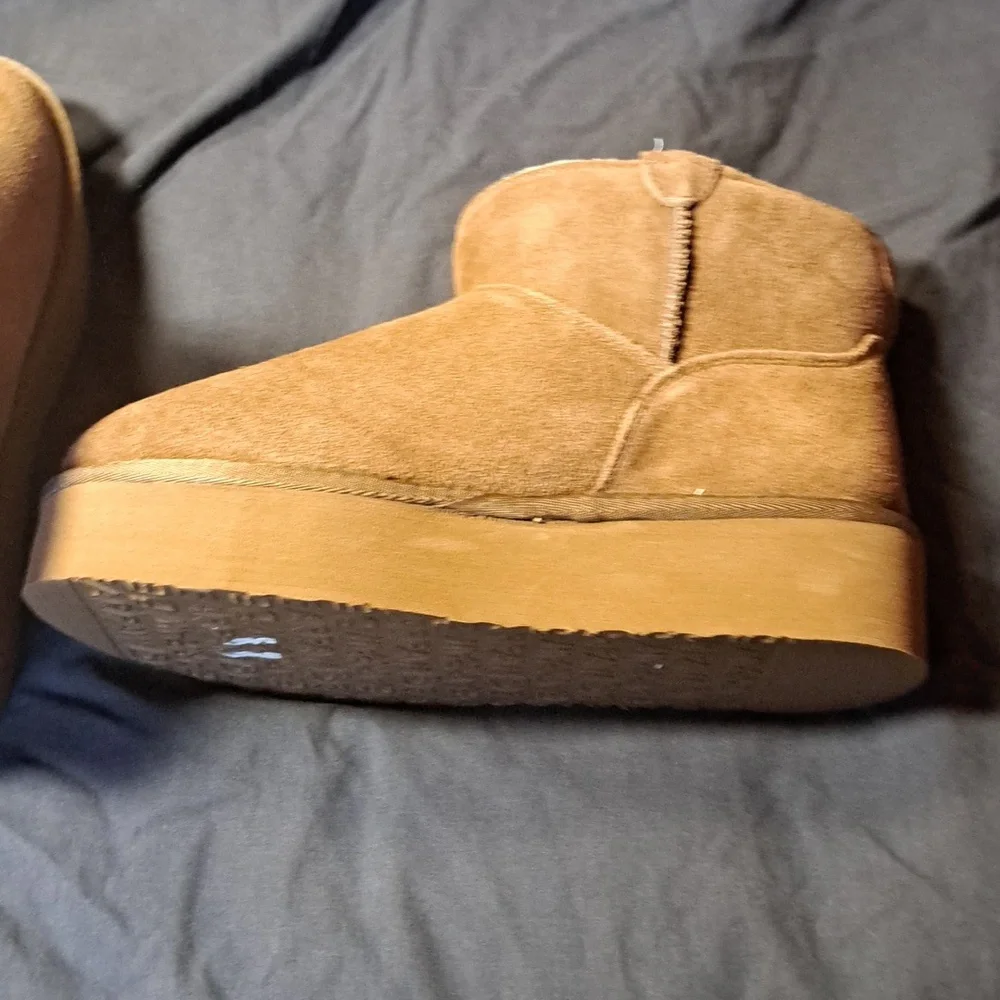 NWOT Bearpaw Women's Toni Zip Side Brown Platform Size 9 Boot